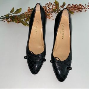 CHANEL Black leather pumps / heels